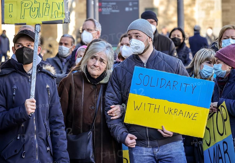 Wesel, North Rhine-Westphalia, Germany, Demonstration against Putin's war in Ukraine. Peace demonstration and solidarity rally for Ukraine on the large market square in Wesel. In times of the corona pandemic, all demonstrators wear masks, Europe