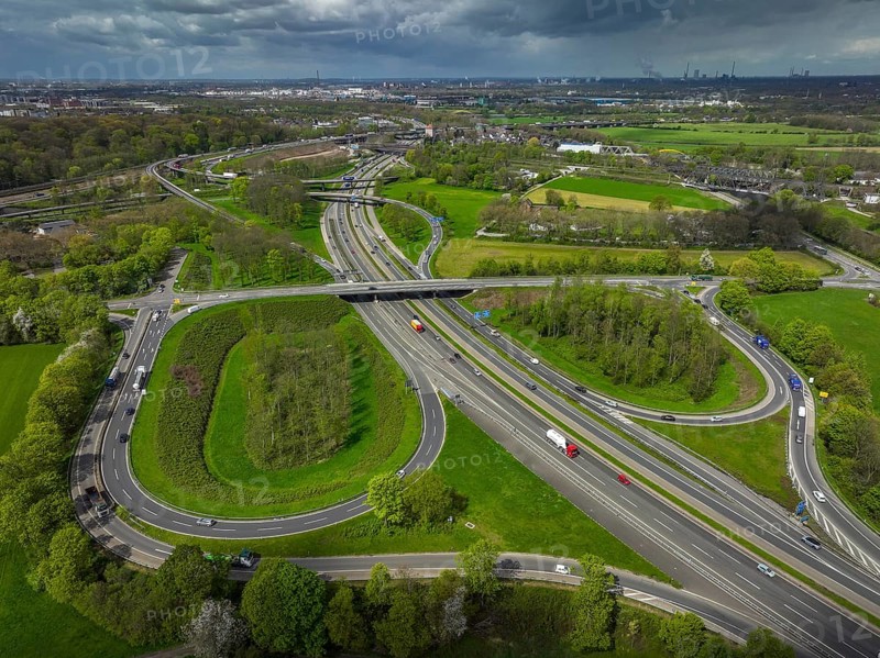 Duisburg, North Rhine-Westphalia, Germany, Ruhr area landscape at the Kaiserberg motorway junction, the junction connects the A3 motorway with the A40 motorway, the spaghetti junction will be renovated in the next few years, Europe