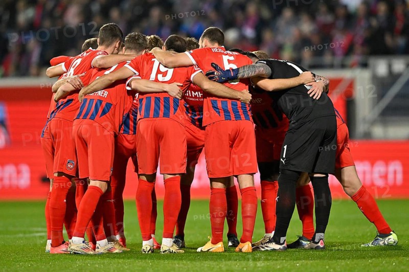 Team building, team circle in front of the start of the match 1. FC Heidenheim FCH Voith-Arena, Heidenheim, Baden-Württemberg, Germany, Europe