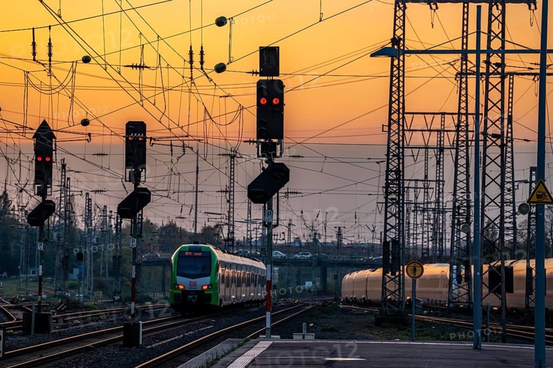 Regional-Express, RE49 Wupper-Lippe-Express, leaving the main station of Essen, dusk, North Rhine-Westphalia, Germany, Europe