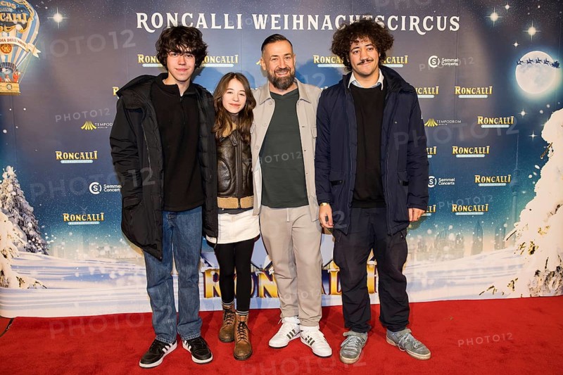 Citizen Lars Dietrich with his children Milo, Mavi and Sean at the premiere of the 20th Original Roncalli Christmas Circus in Berlin's Tempodrom on 20 December 2024