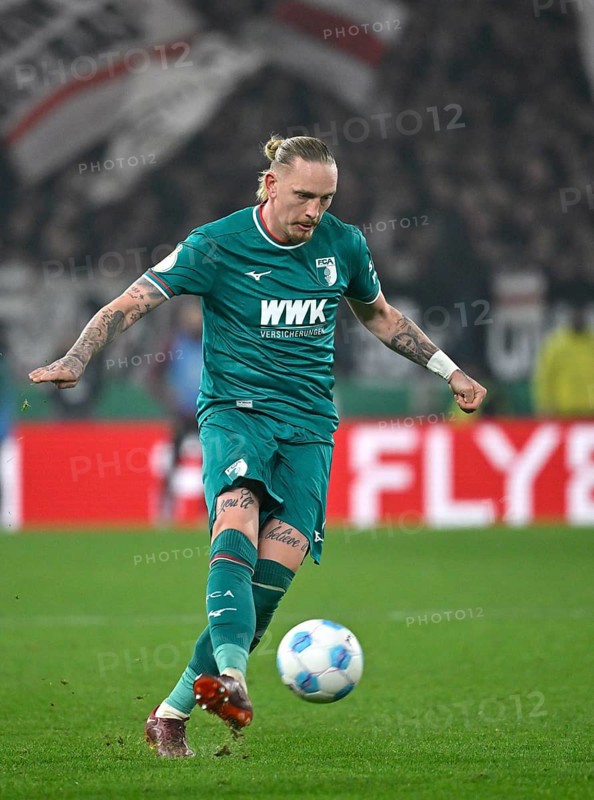 Marius Wolf FC Augsburg FCA (11) Action on the ball DFB-Pokal, MHPArena, MHP Arena Stuttgart, Baden-Württemberg, Germany, Europe