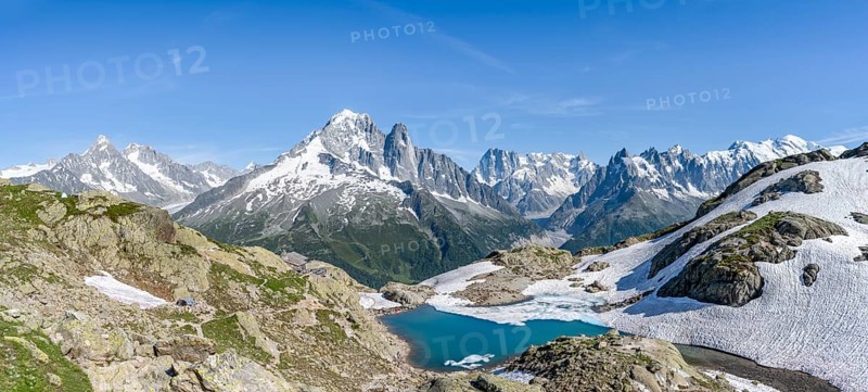 Mountain landscape with mountain lake Lac Blanc, mountain peaks, Aiguille Verte, Grandes Jorasses, Aiguille du Moine, Mont Blanc, Mont Blanc massif, Aiguilles Rouges, Chamonix-Mont-Blanc, Haute-Savoie, France, Europe