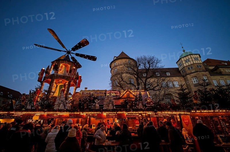Christmas market with Christmas stalls, stalls, Christmas pyramid, Old Palace, Christmassy, blue hour, Stuttgart, Baden-Württemberg, Germany, Europe