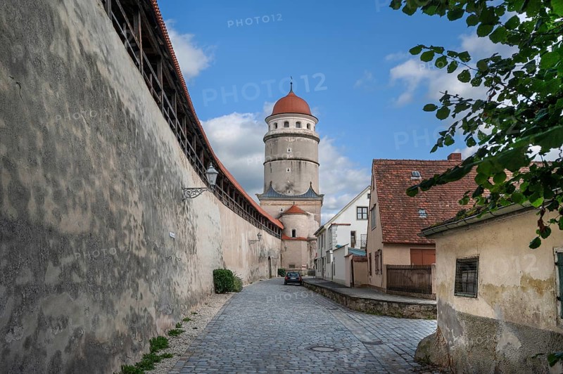 Medieval town wall, behind the Löpsinger Tor tor, rebuilt around 1590, Löpsinger Mauer, Nördlingen, Bavaria, Germany, Europe
