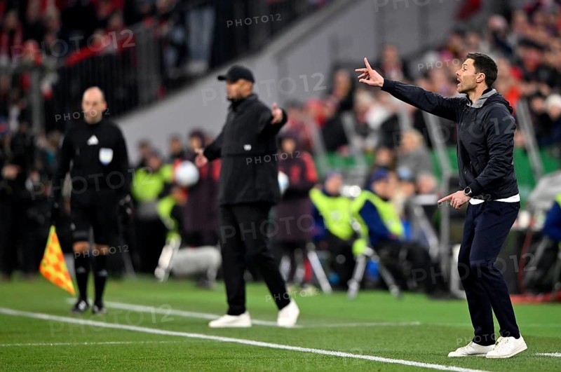 Coach Coach Xabi Alonso Bayer 04 Leverkusen and Coach Coach Vincent Kompany FC Bayern Munich FCB on the sidelines Gesture Gesture DFB Cup round of 16, Allianz Arena, Munich, Bavaria, Germany, Europe