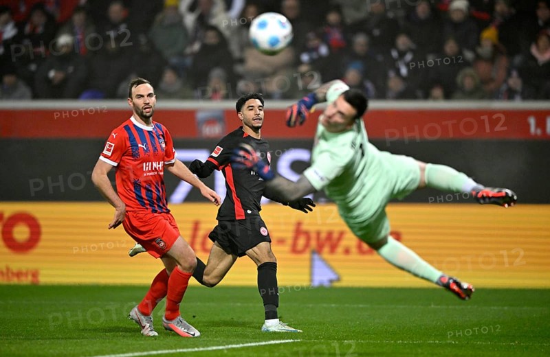 Goal kick Action Goal chance Lifter Omar Marmoush Eintracht Frankfurt SGE (07) against goalkeeper Kevin Mueller 1. FC Heidenheim 1846 FCH (01) Benedikt Gimber 1. FC Heidenheim 1846 FCH (05) Voith-Arena, Heidenheim, Baden-Württemberg, Germany, Europe