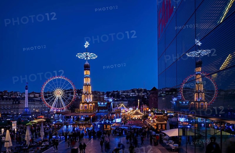 Christmas market with Christmas pyramid, reflection in the art museum, Cube, Ferris wheel, New Palace, Jubilee Column, Concordia, Schlossplatz, Christmassy, blue hour, Stuttgart, Baden-Württemberg, Germany, Europe