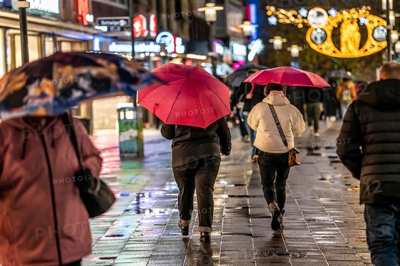 Rainy weather, passers-by with umbrellas, empty Christmas market, Essen, North Rhine-Westphalia, Germany, Europe