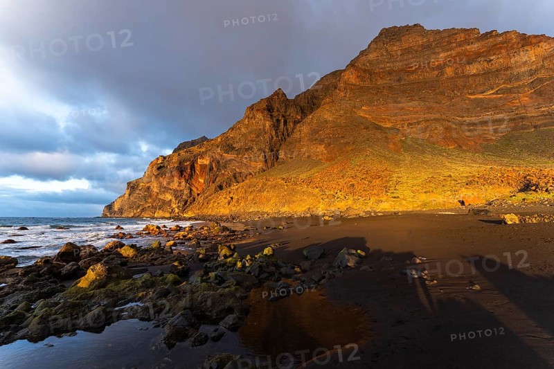Golden hour on the seafront. Playa del Inglés and the La Mérica mountain range. Valle Gran Rey, La Gomera, Canary Islands, Spain, Europe