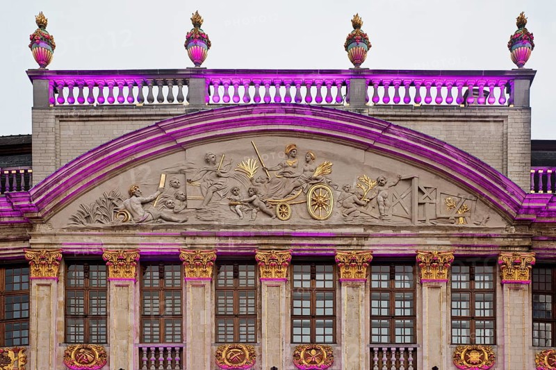 The illuminated gable of the guildhall Le Moulin à Vent and Pot d'Étain in the evening, Grand-Place, Grote Markt, Brussels, Belgium, Europe