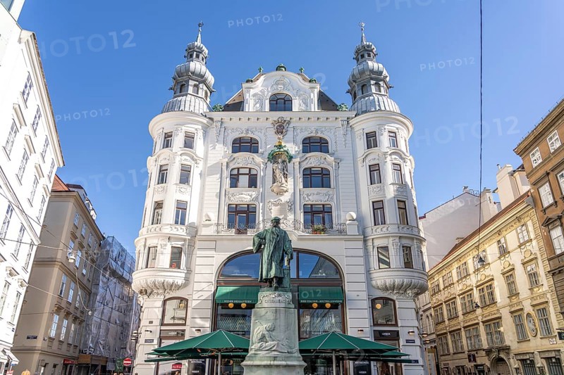 Gutenberg monument in front of the Regensburger Hof at the Lugeck in Vienna, Austria, Europe
