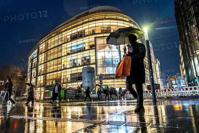 Schadowstraße, city centre, shopping street, pedestrian zone, winter, rainy weather, P&C clothing department stores', passers-by, Düsseldorf, North Rhine-Westphalia, Germany, Europe