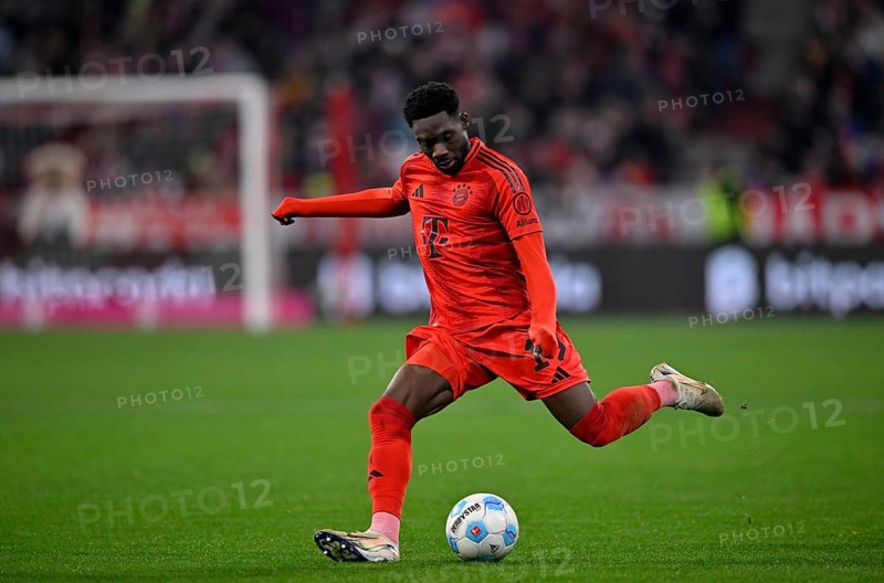 Alphonso Davies Bayern FC Munich FCB (19) Action on the ball Allianz Arena, Munich, Bavaria, Germany, Europe