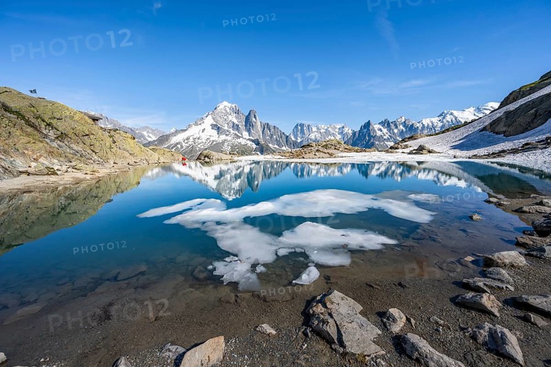 Mountain landscape with mountain lake and ice floe, water reflection in Lac Blanc, mountain peak, Aiguille Verte, Grandes Jorasses, Aiguille du Moine, Mont Blanc, Mont Blanc massif, Chamonix-Mont-Blanc, Haute-Savoie, France, Europe