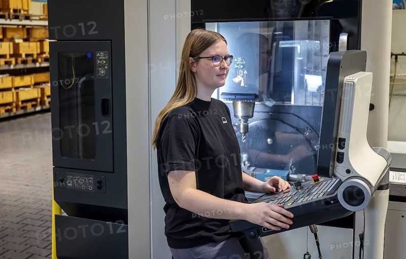 Oberhausen, North Rhine-Westphalia, Germany, Trainee woman in metalworking. Trainee cutting machine operator at a CNC machine tool in the MAN training centre. MAN Energy Solutions is a traditional company in the Ruhr region. Around 2, 000 employees build and develop compressors and turbines at the 250-year-old site in Oberhausen, Europe