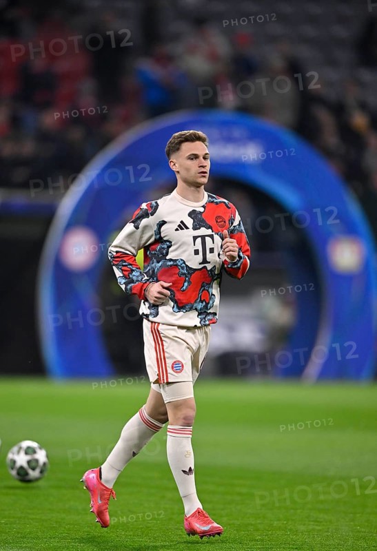 Warm-up training Joshua Kimmich FC Bayern Munich FCB (06) in front of Champions League Arch, UEFA Champions League Allianz Arena, Munich, Bavaria, Germany, Europe