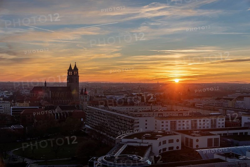 Magdeburg Cathedral at sunset, to the right Hundertwasserhaus, in front of it Kloster Unser Lieben Frauen, Magdeburg, Saxony-Anhalt, Germany, Europe