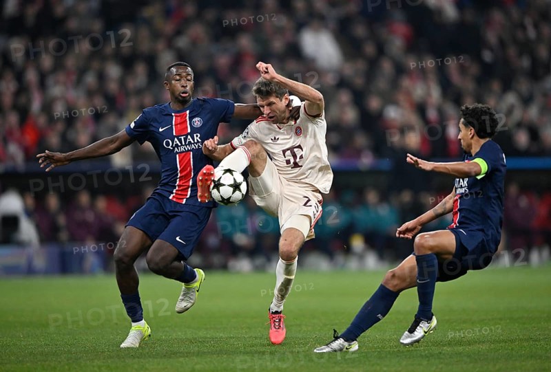tackle, action Thomas Müller FC Bayern München FCB (25) vs Willian Pacho FC Paris Saint-Germain PSG (51) Marquinhos FC Paris Saint-Germain PSG (05)Champions League, Allianz Arena, Munich, Bayern, Germany, Europe