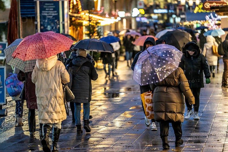 Rainy weather, passers-by with umbrellas, empty Christmas market, Essen, North Rhine-Westphalia, Germany, Europe