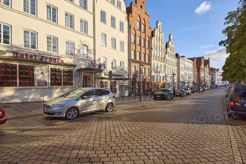 Hotel Jensen, historic houses, street An der Obertrave made of concrete paving stones, Hanseatic city of Lübeck, independent city, Schleswig-Holstein, Germany, Europe