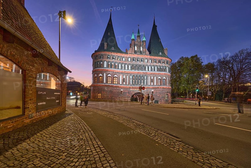 City gate Lübeck Holstentor, historic brick building, footpath and cycle path, evening blue hour, street Holstentorplatz, Hanseatic city of Lübeck, independent city, Schleswig-Holstein, Germany, Europe