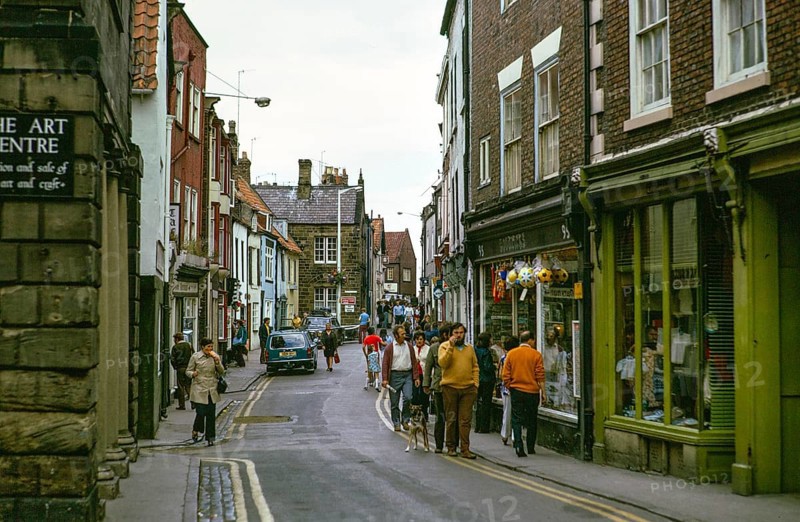 Belebte Einkaufsstraße im Stadtzentrum, Whitby, North Yorkshire, England, UK 27. Juli 1974
