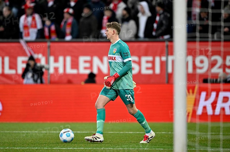 Goalkeeper Alexander Nübel VfB Stuttgart (33) Action on the ball WWK Arena, Augsburg, Bavaria, Germany, Europe