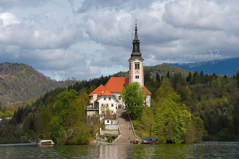 Church on a green island in the lake, framed by wooded mountains, Bled Island with St Mary's Church, Lake Bled, Lake Veldes, Blejsko jezero, Bled, Veldes, Feldes, Upper Carniola region, Gorenjska, Slovenia, Balkans, Europe