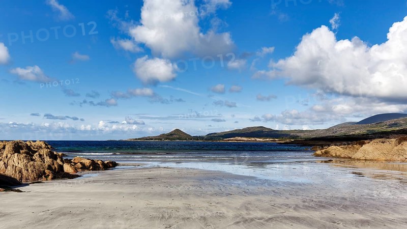 Sandy beach beach, rocky coast in bay at low tide, White Strand, Castlecove, panoramic road Ring of Kerry, Atlantic coast, Iveragh Peninsula, Ireland, Europe