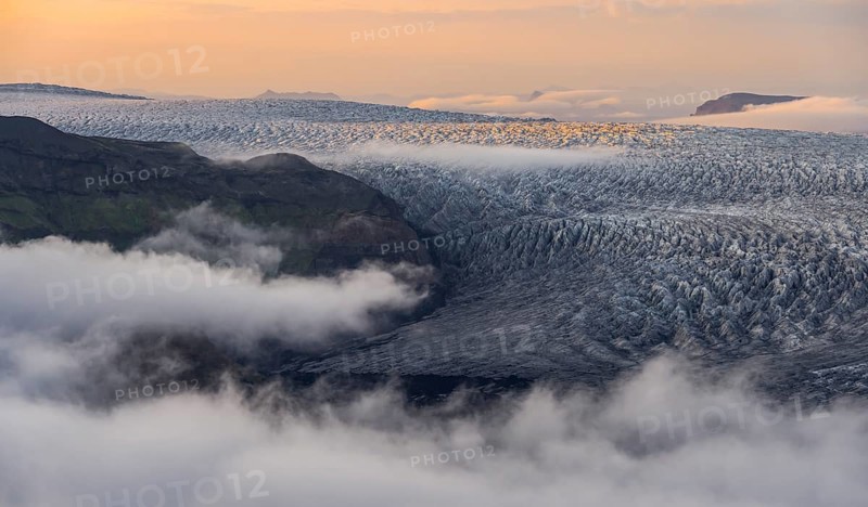 Fog, clouds moving around, glacier ice of the Kötlujökull glacier tongue at sunset, Myrdalsjökull glacier, Pakgil, Iceland, Europe