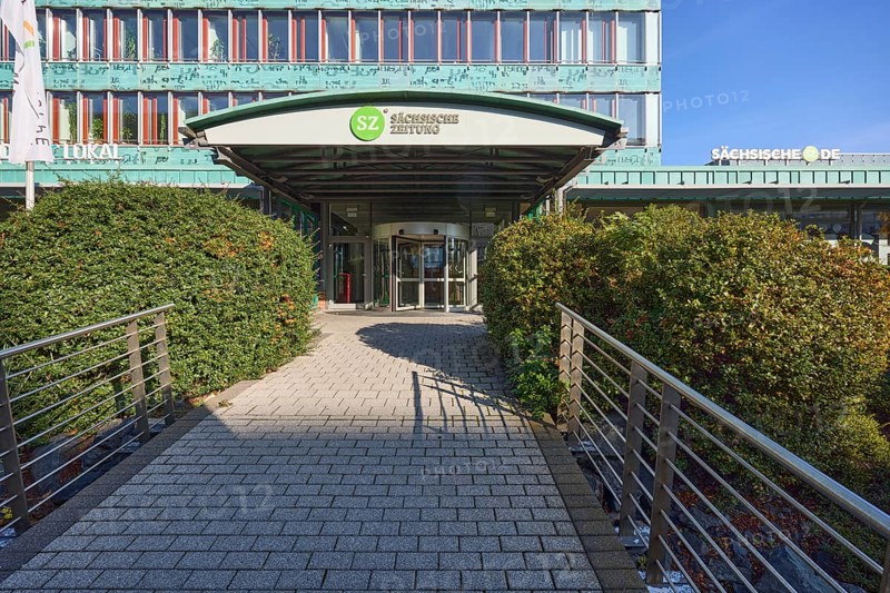 Sächsische Zeitung, DDV Mediengruppe, newspaper publisher, roofed entrance area, railing, hedge, Ostra-Allee, Dresden, state capital, independent city, Saxony, Germany, Europe