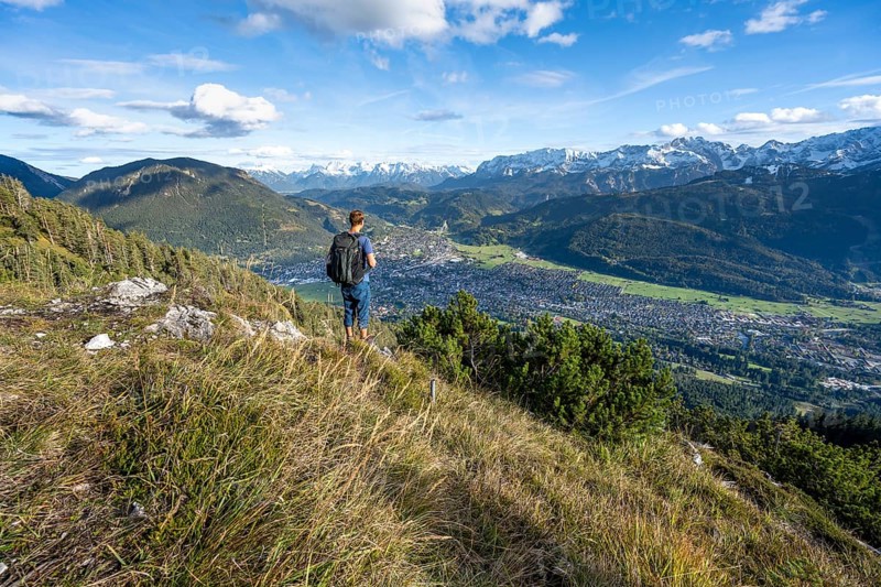 View of Garmisch-Partenkirchen and mountain panorama, mountaineer on hiking trail to Kramerspitz, in autumn, Ammergau Alps, in autumn, Bavarian Prealps, Bavaria, Germany, Europe