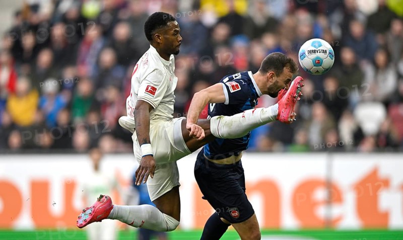 Penalty area scene, Goal area scene Goal shot Action Goal chance Duel, Action Benedikt Gimber 1. FC Heidenheim 1846 FCH (05) against Samuel Essende FC Augsburg FCA (09) WWK Arena, Augsburg, Bavaria, Germany, Europe
