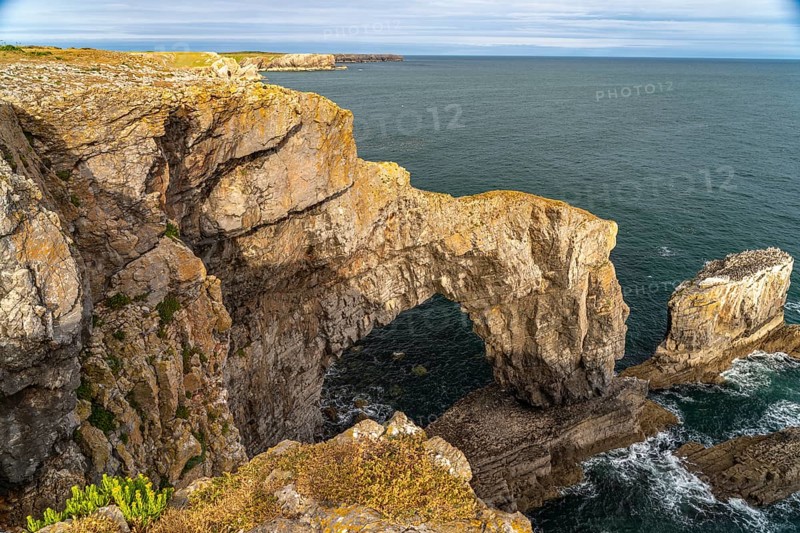 The natural rock bridge Green Bridge, Pembrokeshire Coast National Park, Pembrokeshire, Wales, Great Britain