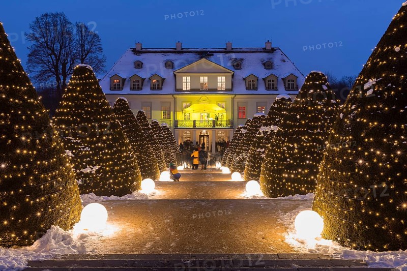Wackerbarths Winterzauber, Wackerbarth Castle with Christmas lights and snow, Radebeul, Saxony, Germany, Europe