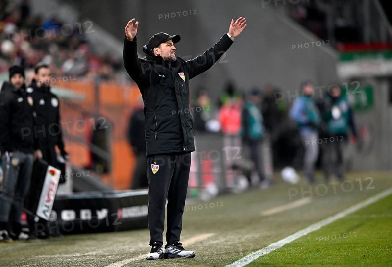 Coach Sebastian Hoeneß VfB Stuttgart on the sidelines Gesture Gesture disappointed WWK Arena, Augsburg, Bavaria, Germany, Europe