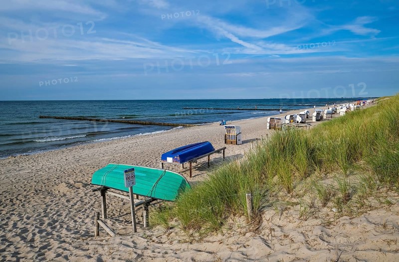 Graal-Müritz, Mecklenburg-Western Pomerania, Germany, Beach chairs on the sandy beach of the Baltic Sea spa resort of Graal-Müritz. Few people on the beach. The Mecklenburg seaside resort of Graal-Müritz is an independent municipality in the district of Rostock in Mecklenburg-Western Pomerania, Europe
