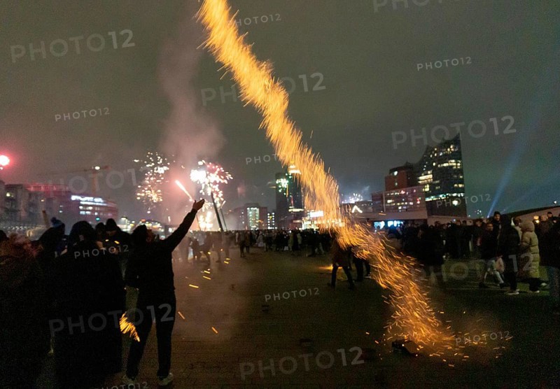 New Year's Eve 2025 on the Elbe promenade in Hamburg, at the harbour, on the Elbe, fire brigade of many thousands of people, Jan Fedder Promenade