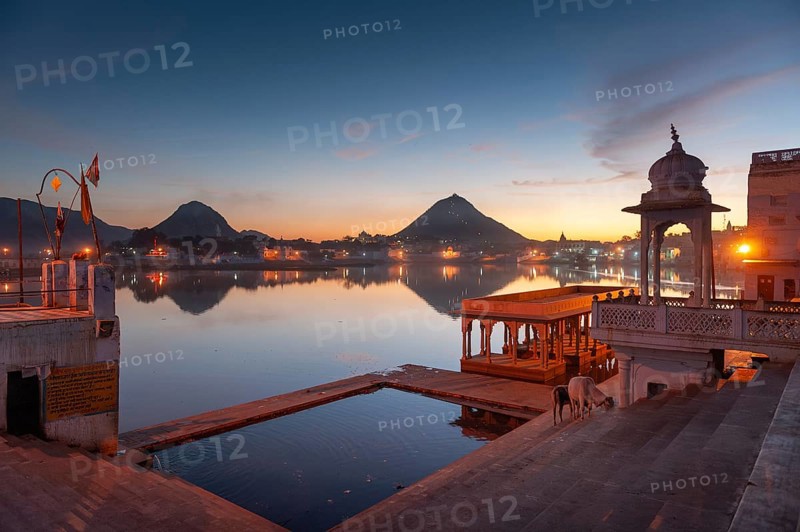 Old town of Pushkar at the holy Pushkar Lake, Rajasthan, India, Asia