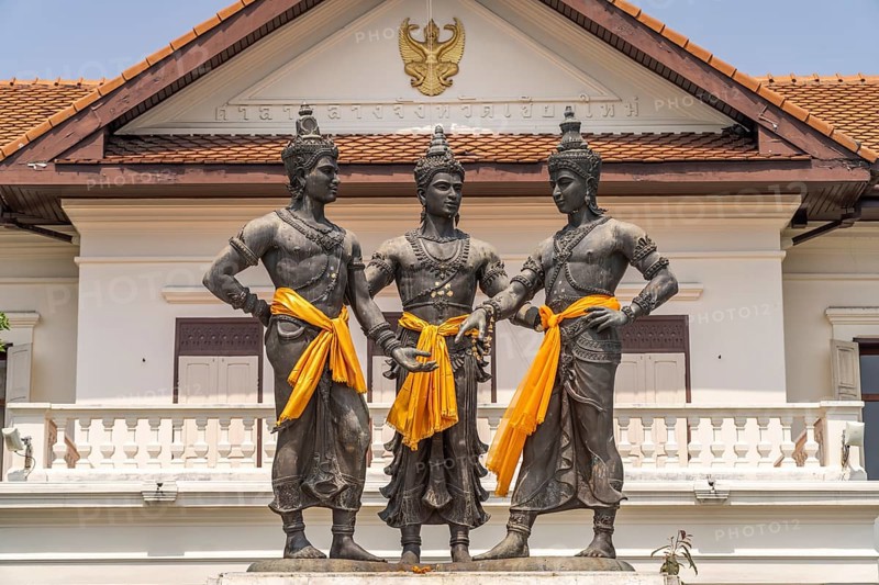 Three Kings Monument, sculpture of the kings Mengrai, Ramkamhaeng and Ngam Muang, founding fathers of Chiang Mai, Thailand, Asia