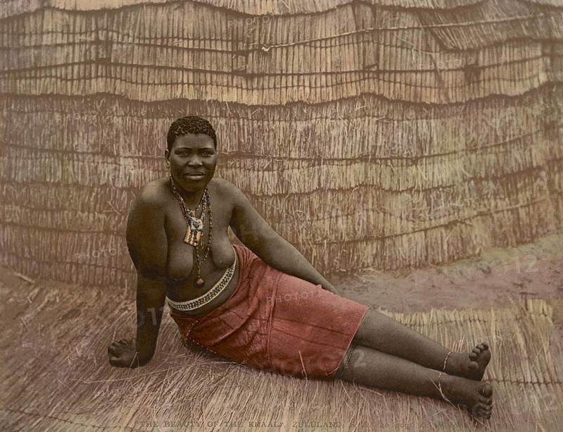 Die Schönheit des Kraals Zululand, Südafrika, digital restaurierte Reproduktion eines Originals aus dem 19. Jahrhundert, Aufnahmeddatum nicht angegeben, The Beauty of the Kraal Zululand, South Africa, digitally restored reproduction from a 19th century original, record date not stated, Africa