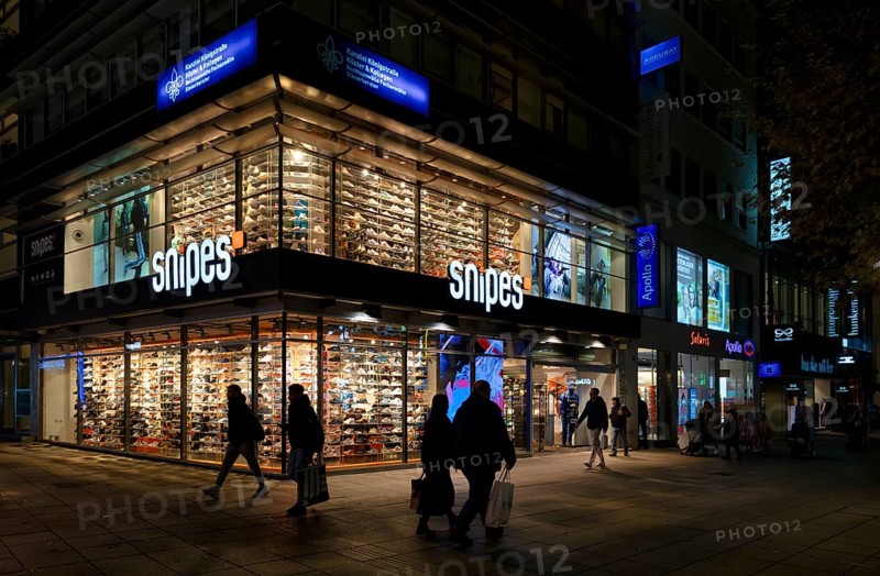Night shot, pedestrians, pedestrian zone, shopping, Snipes, department stores' chain, shoes, Königsstraße branch, Stuttgart, Baden-Württemberg, Germany, Europe