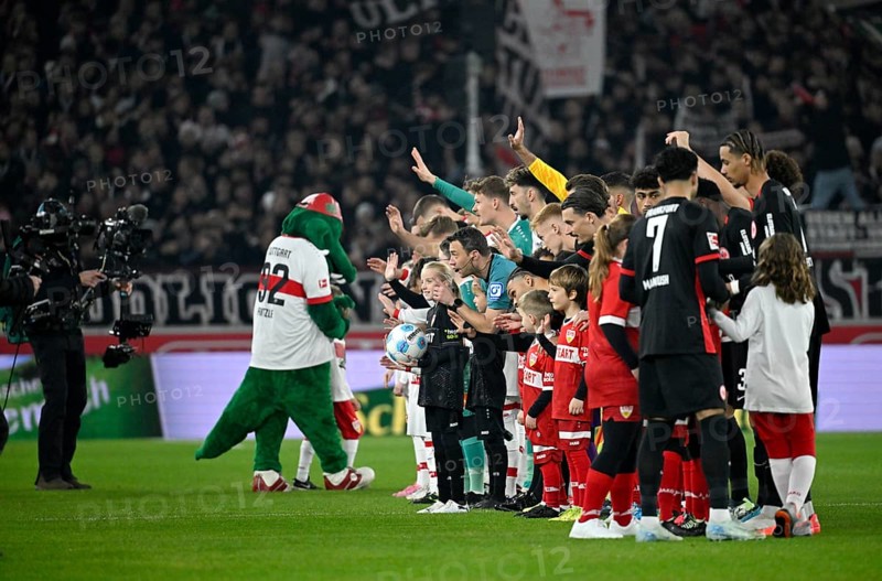 Referee team around referee Felix Zwayer, players and ball children of VfB Stuttgart and SGE Eintracht Frankfurt with mascot Fritzle VfB Stuttgart welcome the spectators in front of the start of a Bundesliga match, MHPArena, MHP Arena Stuttgart, Baden-Württemberg, Germany, Europe