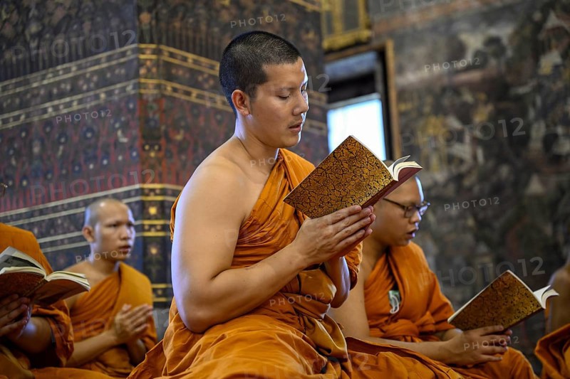 Buddhist monks at prayer, Wat Pho, Temple of the Reclining Buddha, Bangkok, Thailand, Asia