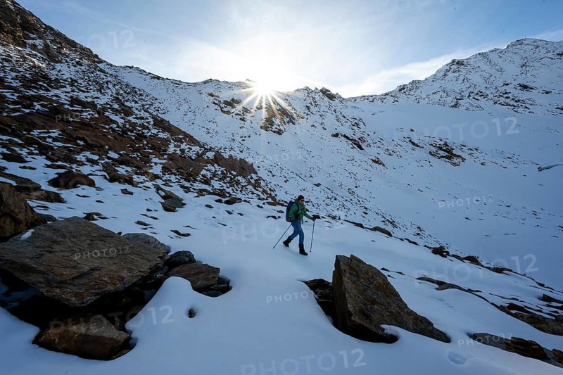 Mountaineer descending in the snow from the Ramoljoch, autumnal mountain landscape, Sonnenstern, Ötztal Alps, Tyrol, Austria, Europe