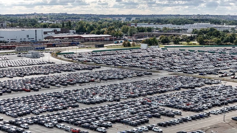 Volkswagen new cars standing in a car park at the Volkswagen plant, Wolfsburg, 29.09.2024. The Volkswagen Group has announced cost-cutting measures for its German plants, Wolfsburg, Lower Saxony, Germany, Europe