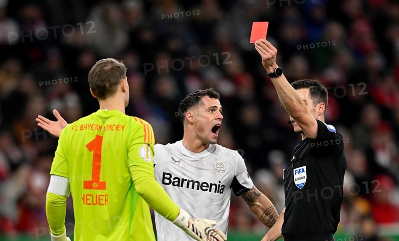 Referee Referee Harm Osmers shows goalkeeper Manuel Neuer FC Bayern Munich FCB (01) red card red sending off gesture gesture behind Granit Xhaka Bayer 04 Leverkusen (34) DFB-Pokal round of 16, Allianz Arena, Munich, Bavaria, Germany, Europe