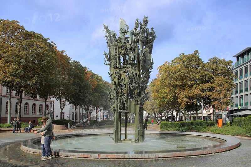Carnival fountain by Blasius Spreng 1963, carnival, fountain, carnival, sculpture, figures, water features, water basin, people, Schillerplatz, Old Town, Mainz, Rhine-Hesse region, Rhineland-Palatinate, Germany, Europe