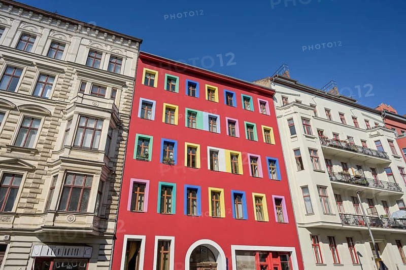 Colourful red apartment building, Zossener Straße, Kreuzberg, Friedrichshain-Kreuzberg, Berlin, Germany, Europe